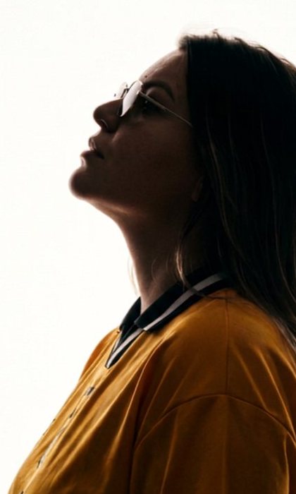 Lorena Mariano de perfil em contraluz, vestindo camisa de time
